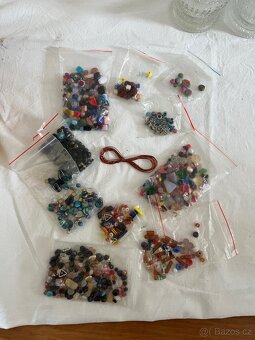 Starožitnosti a šicí stroj, korbely, hrníčky, keramika - 7