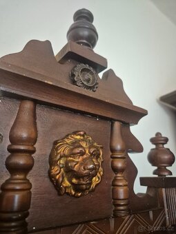 Zajímavě zdobené nástěnné hodiny – krásný design, funkční - 7