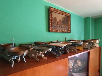 STAROŽITNÝ NÁBYTEK, HODINY, VÁHY A JINÉ VYBAVENÍ DOMÁCNOSTI. - 7