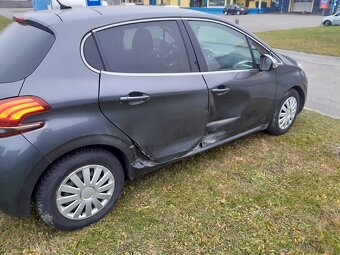 Peugeot 208 1.2 81 KW Panorama,kamera,serviska - 7