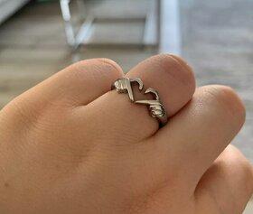 Dámský stříbrný otevřený prsten prstýnek srdíčko ruce 925 - 7