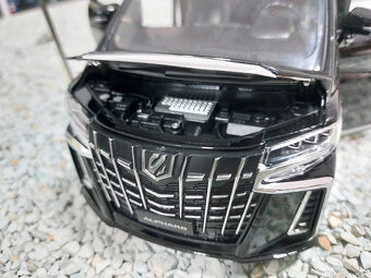 model auta 1:18 Toyota Alphard čierna farba - 7