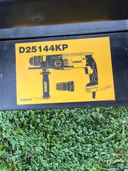 Prodám vrtací kladivo DeWALT D25144KP (900W) + příslušenství - 7