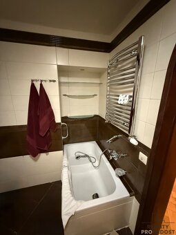 Pronájem bytu 4+1 (120 m2), ul. Staroměstské náměstí, Praha - 7