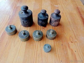 8 ks závaží a váhová miska - 7