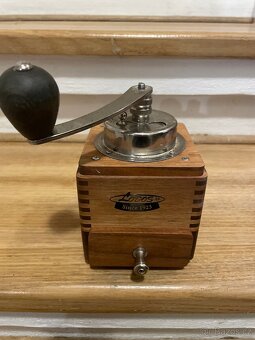 mlýnek na kávu, dřevo ,kov,,značeno LODOS since 1923 - 7