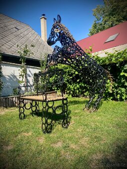 Koně z podkov v životní velikosti - 7