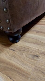 Velká pohovka v chesterfield stylu - 7