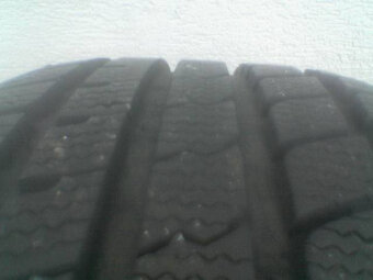 Prodej starších zimních pneumatik KUMHO 235-50-17. 6-7 mm. - 7