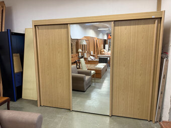 Třídveřová velká šatní skříň s posuvnými dveřmi - 7