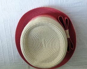 Letní klobouky a sbírka plechovek - 7