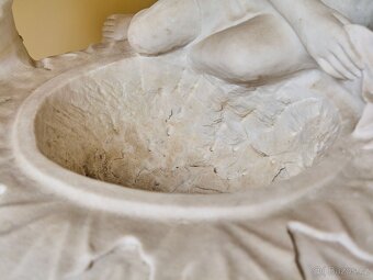 Monumentální klasicistní mramorová váza s figurální výzdobou - 7