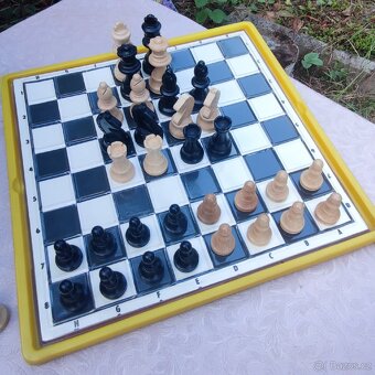 Dřevěné šachy + šachovnice + šachový stolek - 7