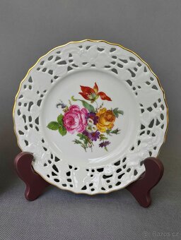 Dva dekorativní porcelánové talíře s prolamovanými okraji - 7