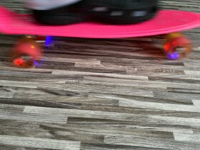 Růžový skateboard - 7