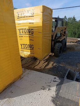 Smykový nakladač CATERPILLAR - 7