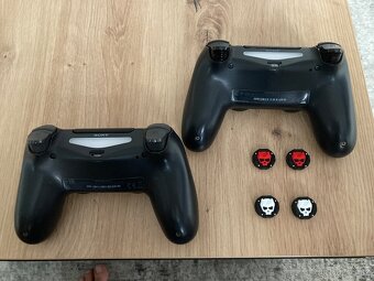 ZAMLUVENONabízím k prodeji své 2 ovladače DualShock pro PS 4 - 7