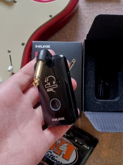 Prodám elektrickou kytaru Aria STG ve výborném stavu - sada - 7
