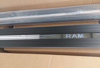 Elektrické vyjížděcí prahy Dodge Ram - 7