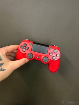PS4 konzole s dvouma ovladači - 7