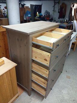 Prodám hezkou komodu IKEA HEMNES z masivu - 7