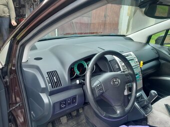 TOYOTA Corolla VERSO 2,2 D4-D - 7
