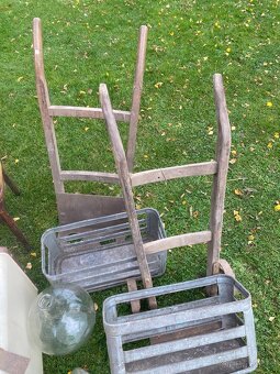 staré rádio stará plechovka starý medvídek židle rudl - 7