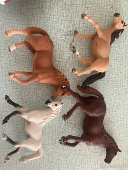 Schleich koně 70-80 Kč ,postavy 70 - 7