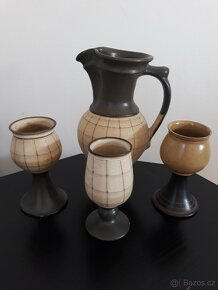 Dřevěné vázy a korbele, keramický džbán s kalichy - 7