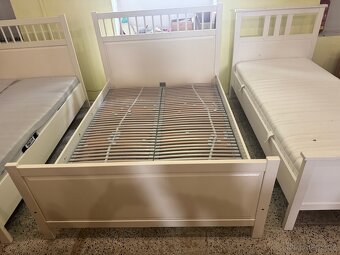 Hezká bílá postel-letiště IKEA HEMNES 140x200 - 7