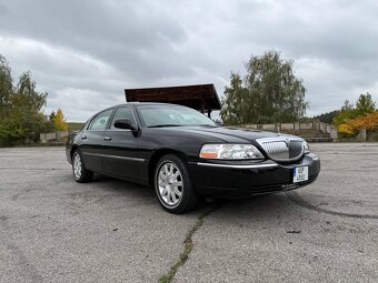 2011 Lincoln Town Car Signature Limited - 7