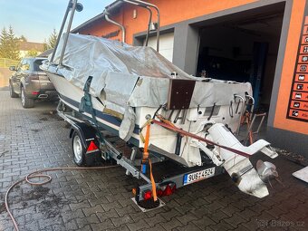 Motorový člun s kajutou - 7