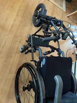 Velka SLEVA Skládací švýcarský invalidní vozík s pohonem - 7