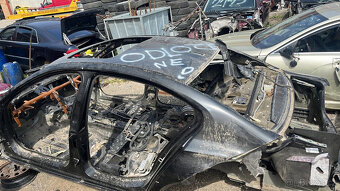 BMW 7 F01 interiér, sedačky s TV - 7