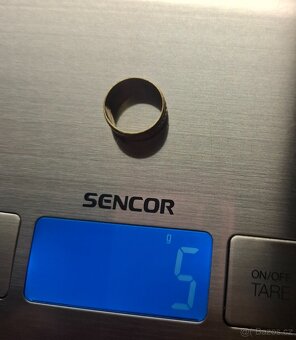 Prodám tyhle krásné snubní zlaté prsteny - 7