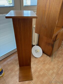 POSTEL a NÁSTAVEC S VITRÍNOU a STOLEK - 7