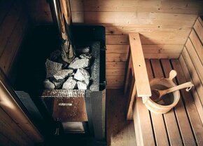 Venkovní roubená sauna v moderním designu - 7