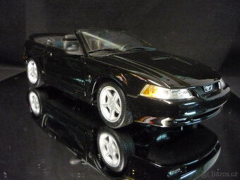 Ford Mustang GT 1999 Convertible Maisto 1/18 - 7