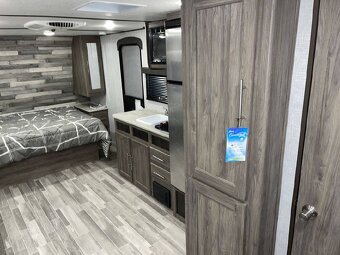 Americký obytný přívěs Zinger 18DS Výsuv DPH - 7