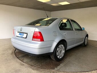 VOLKSWAGEN BORA 1.6i - 7