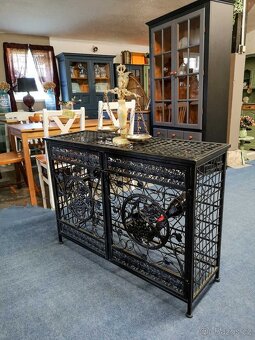 Kovová vinotéka. - 7