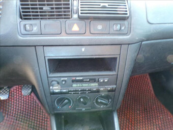Volkswagen Golf 1,6 16V-HNED ODJÍŽDÍTE - 7