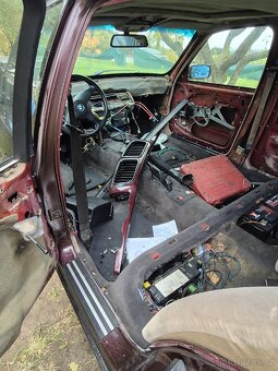 Dily z auta  sedan e34 bmw - 7