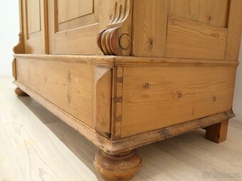 Starožitná šatní skříň - 7