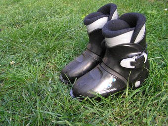 Lyžařský komplet : lyže 118 cm + hůlky + boty + helma - 7