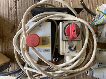 Staré elektro součásti - vypínače, zásuvky, krabičky, světla - 7