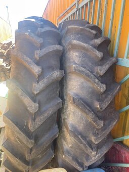 Traktorová záběrová pneumatika na traktorbagr Belarus - 7