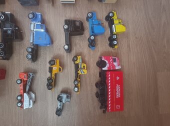 Sada kovových a plastových modelů nákladních aut – 26 kusů - 7