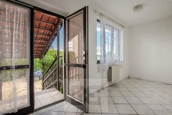 Prodej prostorného rodinného domu se zahradou a stodolou se  - 7