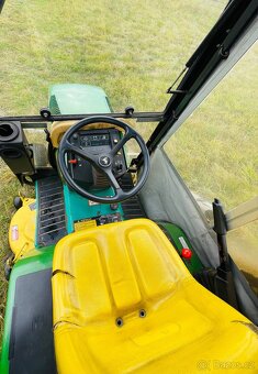 Vzácný zahradní traktor John Deere 285 s kabinou a radlicí – - 7